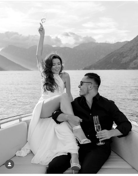 Yatch Boat Pre Wedding, Wedding Sailboat Pictures, Yacht Elopement, Boat Couple Photoshoot, Boat Wedding Photos, Yacht Engagement, Yacht Photoshoot, Wedding Boat, Sailboat Wedding