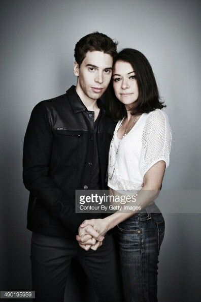 Jordan Gavaris & Tatiana Maslany Jordan Gavaris, Delphine Cormier, Tatiana Maslany, Sci Fi Series, Orphan Black, Canadian Actresses, Black Picture, Black Love, Series Movies