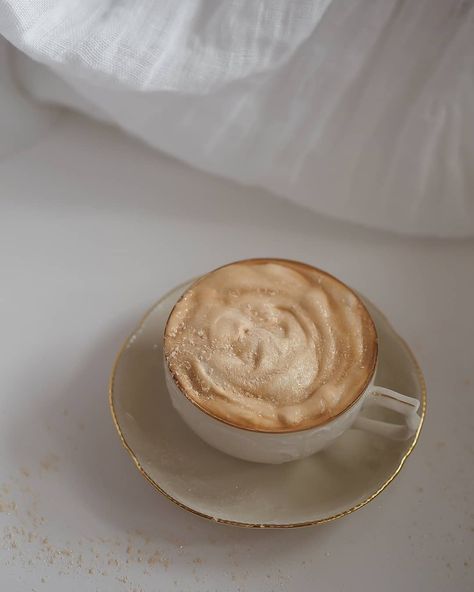 Pancakes For Two, Latte Aesthetic, Coffee Board, Coffee Shot, Coffee Obsession, Latte Recipe, Vanilla Coffee, Coffee Photography, Chai Latte