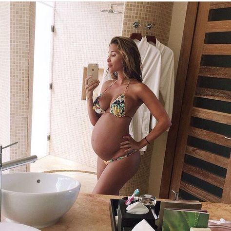 How can you look so fine pregnant? Pregnant Swimming, Fit Pregnant Women, Preggers Style, Pregnancy Goals, Preggo Fashion, Mommy Goals, Bump Style, Maternity Lingerie, Swimming Outfit