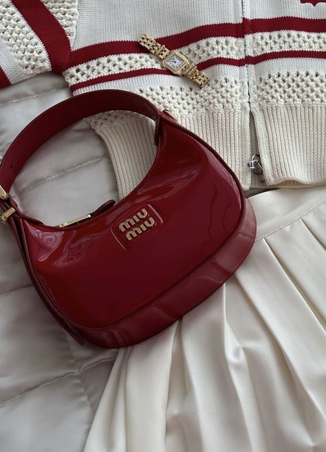 Miu Miu Red Bag, Gold Aesthetic Jewelry, Aesthetic Back To School, Fall And Winter Outfits, Winter Outfits Aesthetic, Luxury Bags Collection, Aesthetic Bags, Handbag Essentials, Aesthetic Jewelry