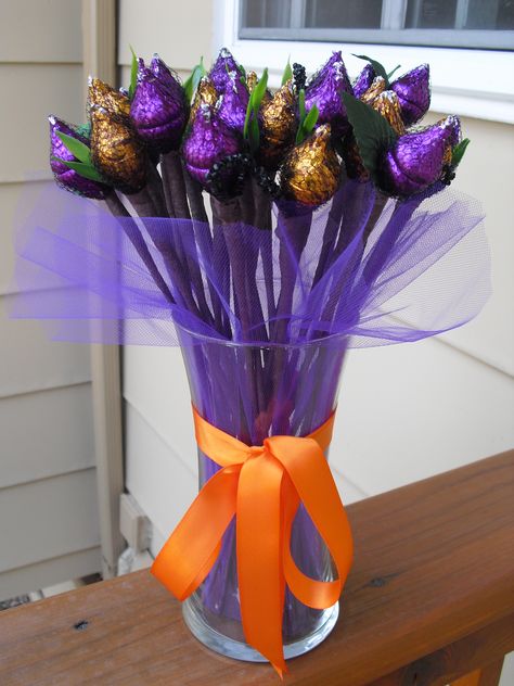 Halloween, bouquet made out of individual, hersey chocolate kisses :) Kisses Chocolate Ideas Gift, Hershey Kiss Flowers Candy Bouquet, Reese’s Bouquet Diy, Bouqette Of Chocolate, Buqet Flowers And Chocolate, Reese’s Candy Bouquet, Halloween Bouquet, Bouquet Chocolate, Chocolate Flowers Bouquet