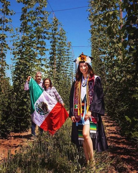 Graduation Outfit Ideas Mexican, Mexican Flag Graduation Pictures, Cultural Graduation Pictures, Senior Pictures Mexican, Mexican Grad Pics, Hispanic Graduation Pictures, Chicana Graduation Pictures, Senior Picture Ideas Latina, Latina Senior Pictures