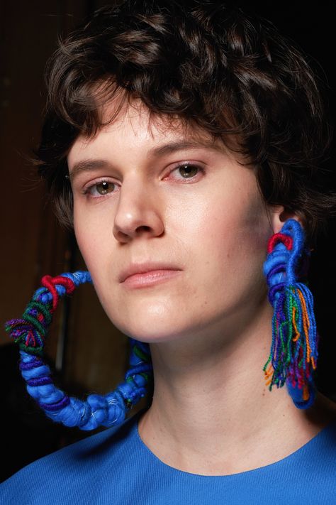 Fashion Shows - Stella McCartney Herbst/Winter 2019 Ready-to-Wear - Beauty | Vogue Germany #stellamccartney #pfw #runway #sustainablefashion #earrings Stella Mccartney Jewelry, Recycling Jewelry, Maxi Jewelry, Ceramic Jewerly, Runway Earrings, Fashion Show Themes, Textile Earrings, Ear Piece, Oversized Earrings