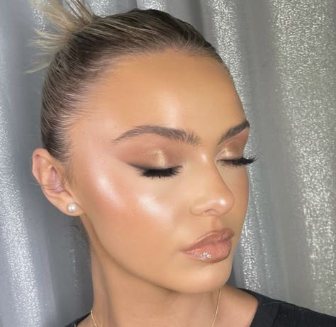 Soft Glam Winged Liner, Angel Beauty Aesthetic, Wedding Party Makeup Ideas, Gold Makeup Looks Natural, Natural Glam Makeup Looks, Best Makeup Looks, Natural Prom Makeup, Inspo Makeup, Formal Makeup