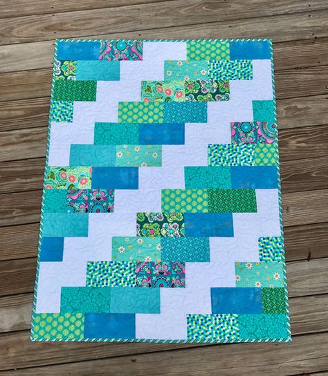 Colchas Quilting, Tshirt Quilt, Patchwork Blanket, Lap Quilts, Beginner Quilt Patterns, Jellyroll Quilts, Easy Quilt Patterns, Quilt Baby, Layer Cakes