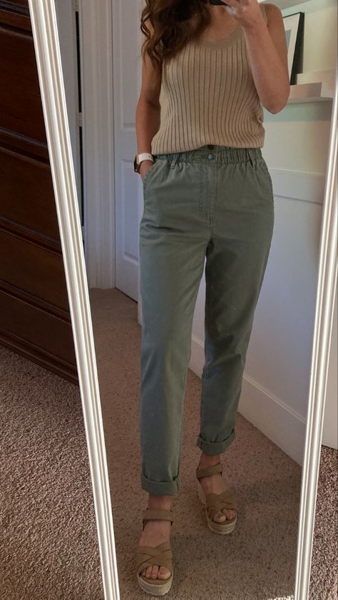 Casual Olive Pants With Patch Pockets, Spring Olive Trousers, Spring Military Style Khaki Bottoms, Olive High-waisted Pants For Spring, Chic Olive High-waisted Pants, Green Trousers Outfit, Khaki Linen Pants, Olive Tank Top, Cropped Pants Outfit