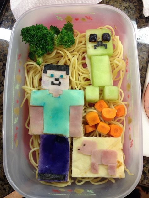 Minecraft bento - Steve, creeper, and pig. The oozy creeper eyes (blueberries) is a bento fail. Barbie Lunch Ideas, Minecraft Lunch Ideas, Minecraft Bento, Minecraft Lunch, Preschool Lunch Box, Fun Kid Lunch, Lunch Box Meals, Bento Box Lunch For Kids, Kids Lunch Box Meals