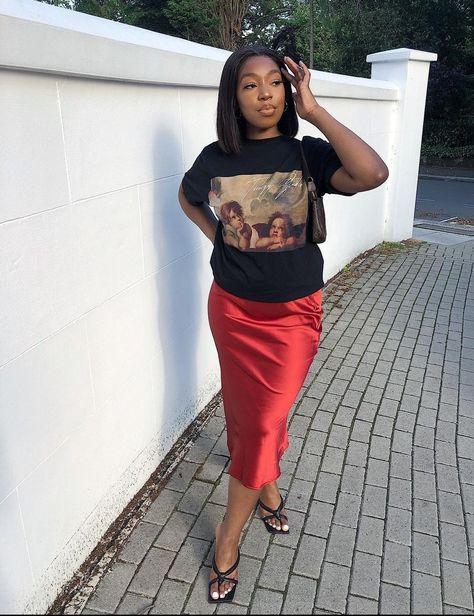 Tshirt And Silk Skirt, Tshirt And Satin Skirt, Slip Dress With Tshirt, Skirt With T Shirt, Dress With Tshirt, Casual Bar Outfits, Wonder Wardrobe, Thick Fashion, Style Roots