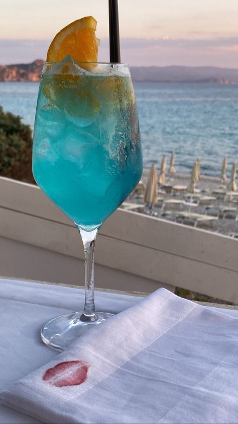 Blue Alcoholic Drinks Aesthetic, Blue Ocean Drink, Blue Alcoholic Drinks, Pretty Alcoholic Drinks, Cocktails To Try, Beach Drinks, Alcohol Aesthetic, Blue Cocktails, Fancy Drinks