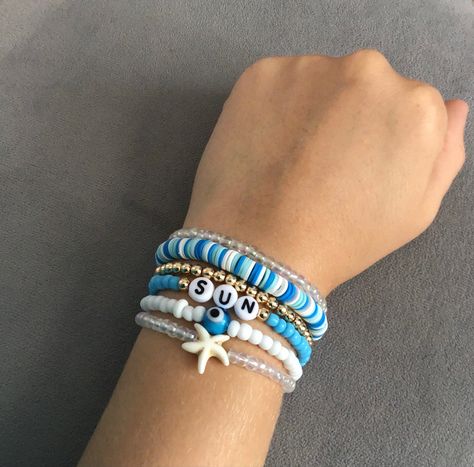 Beads Bracelet Design Summer, Summer Brackets Ideas, Summer Bracelet Patterns Beads, Ocean Aesthetic Bracelets, Beach Themed Clay Bracelet, Clay Bead Bracelet Ideas Hawaii, Bracelet With Shells Diy, Beach Bracelets Aesthetic Clay Beads, Beach Heishi Bracelets