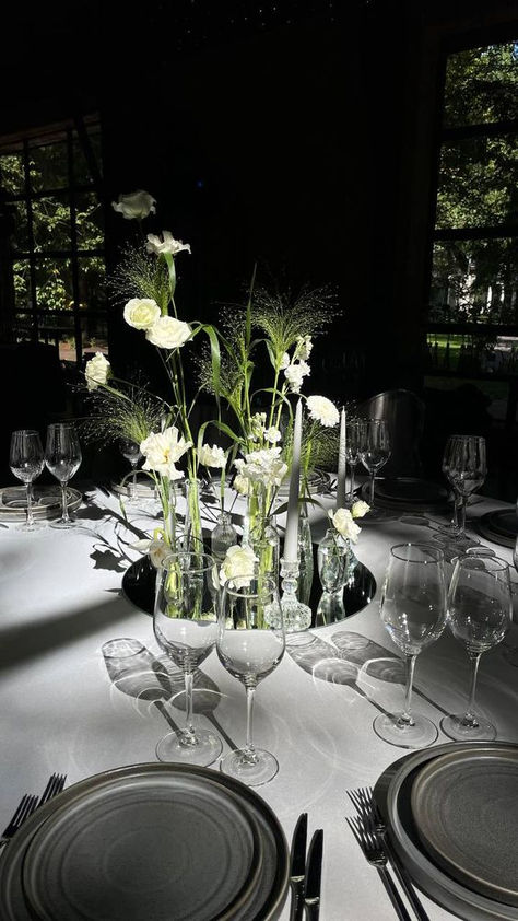 Create an unforgettable atmosphere at your wedding with an elegant table setting in white! Snow-white tablecloths, exquisite porcelain plates and delicate floral arrangements will make your holiday truly magical. Add some gold or silver accents for a touch of luxury and finish off the look with stylish candles. Every detail matters! #Wedding #TableSetting #Aesthetics #WhiteColor #WeddingDecor #WeddingIdeas #WeddingInspiration #StylishWedding  #TableDecor #WeddingFlowers #Elegance High Class Wedding, Wedding Tablesetting, Moody Wedding Flowers, Gray Wedding, Elegant Table Settings, Wedding Set Up, Dream Wedding Ideas Dresses, Venue Decor, Wedding Mood Board