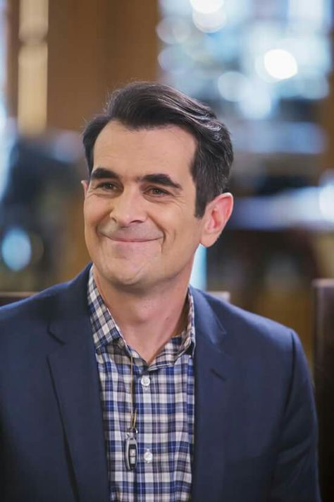 Ty Burrell 90s, Phil Dunphy Aesthetic, Phil Modern Family, Modern Family Phil, Ty Burrell, Scream 5, Phil Dunphy, Romance Film, Julie Bowen