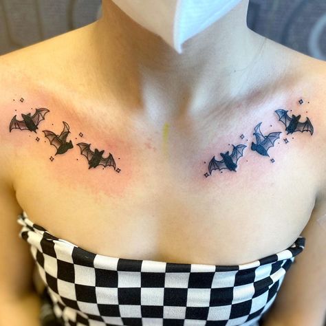 𝔎𝔞𝔱𝔦𝔢 𝔐𝔬𝔬𝔫 ❤️‍🔥 𝔗𝔞𝔱𝔱𝔬𝔬 �𝔄𝔯𝔱𝔦𝔰𝔱 on Instagram: “🦇 collarbone bat bangers for Del today 🦇 Thank you for your trust ✨ some dates for march still available ! Email to book 🦇 • Made at:…” Collarbone Tattoo, Stunning Tattoos, Gift Money, Unique Tattoo Designs, Collar Bone Tattoo, Free Tattoo, Unique Tattoo, Artist On Instagram, Moon Tattoo