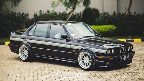 1991 BMW M40-E30 | www.gettinlow.com | gettinlow Indonesia | Flickr Bmw E30 Sedan Stance, Bmw 325is E30, Bmw E30 Sedan, Bmw 318i E30, Bmw E30 Convertible, Bmw E30 325, 325i E30, E30 Convertible, Bmw 320