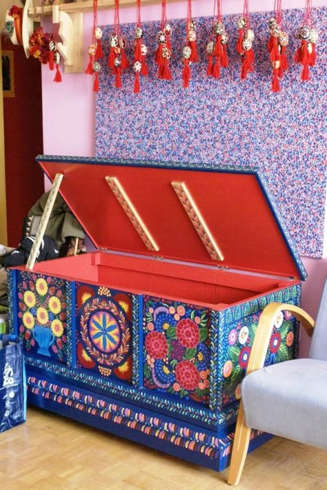 Trunk Makeover, Wooden Trunk, Painted Trunk, Trunk Boxes, Wooden Trunks, Painted Wooden Boxes, Removable Shelves, Decoration Originale, Wooden Chest