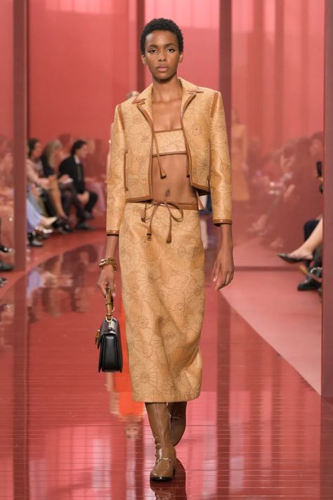 Gucci Spring 2025 Ready-To-Wear Collection [PHOTOS] Gucci Dress Runway, Gucci 2024, Gucci Collection, Pastel Palettes, Gucci Spring, Kim Jones, 2025 Fashion Trends, Fashion Archive, Gucci Fashion