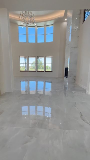 Marble Floor Bedroom, Marble Floor Living Room, Classic Interior Design Living Room, Tile Bedroom, Moving To Dallas, Marble House, Rustic Tile, Classy Living Room, Marble Floors