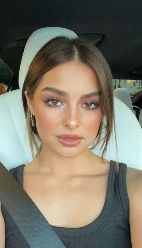 addison rae rares Dewy Makeup Look, Going Out Makeup, Formal Makeup, Fresh Makeup, Spring Hair Color, Makijaż Smokey Eye, Braut Make-up, Beauty Goals, Make Up Looks