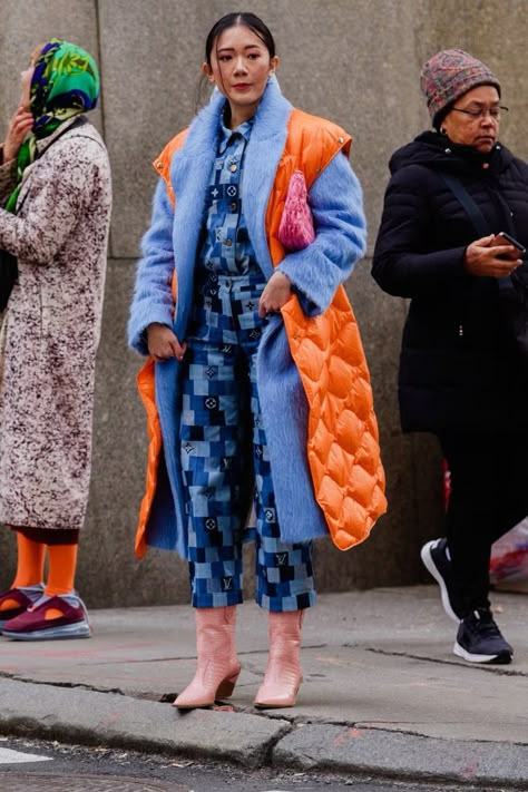 Blue And Orange Outfit, Rainy Outfit, Denim Street Style, Nyfw Street Style, Orange Outfit, Street Style Edgy, 2022 Fashion, Big Business, Autumn Street Style