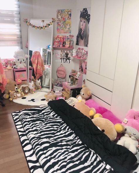 Gyaru Apartment, Gyaru Room Aesthetic, Cute Japanese Room Aesthetic, Gyaru Bedroom Aesthetic, 2013 Room Aesthetic, Gyaru Room Decor, Gyaru Room Ideas, 2000 Room Aesthetic, Gyaru Cartman