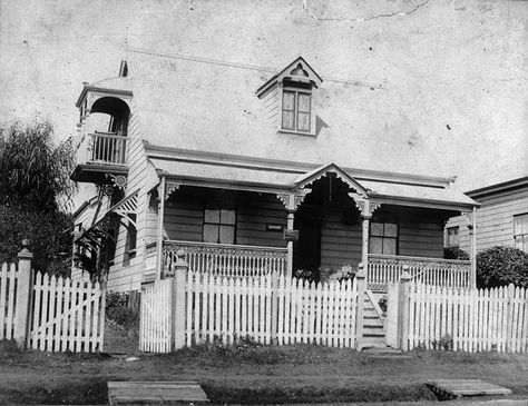 Queenslander Architecture, Edwardian Homes, Queensland Homes, Ipswich Qld, Spanish Style Kitchen, Historical House, Queenslander House, Australia House, Australia History