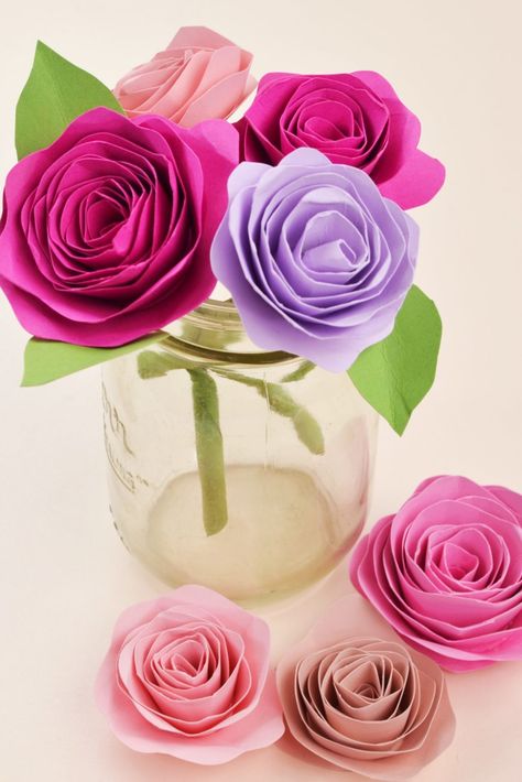 Easy DIY Paper Flower Tutorial - Cards & Pockets Design Idea Blog Diy Paper Crafts Ideas, Paper Crafts Ideas, Easy Paper Flowers, Paper Flower Crafts, Paper Flower Template, Handmade Flowers Paper, Paper Flower Bouquet, Paper Flowers Craft, Paper Flower Wall