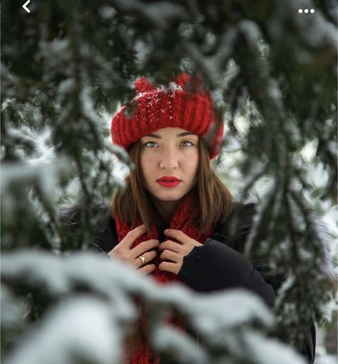 Photography Winter Ideas, Photography Poses In Snow, Photoshoot In Snow Winter Photography, Kashmir Winter Photography, Winter Self Portrait Photography, Poses For Pictures Winter, Winter Christmas Photoshoot, Winter Portrait Photography Snow, Outside Winter Photoshoot