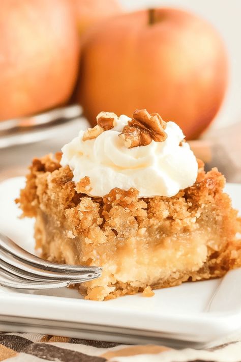 Pumpkin Dump Cake - Recipes, Tasks & Tools Pumpkin Dump Cake Recipe, Pumpkin Dump, Pumpkin Pie Ice Cream, Dump Cake Pumpkin, Leftover Pumpkin, Vegetarian Cake, Dump Cake Recipes, Dump Cake, Fall Dessert