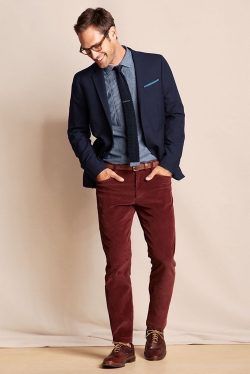 The classic navy blue blazer is one piece of clothing that should be hanging in every man's closet. It can be the most versatile part of your wardrobe. Burgundy Pants Men, Corduroy Pants Outfit, Maroon Pants, Burgundy Pants, Office Casual Outfit, Mens Fashion Smart, Red Pants, Navy Blazer, Mens Winter Fashion