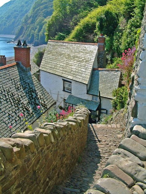 "Amazing seaside villages. [In] Clovelly, Devon, UK they use donkeys to deliver goods as it's too steep for cars." Kentish Town, British Seaside, Devon Uk, English Village, Seaside Village, Devon England, Beaux Villages, England And Scotland, Donkeys