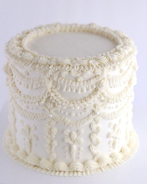 A little luxury never hurt anybody! ✨ This vintage-inspired ivory cake, with its stunning piping, adds a touch of elegance to any celebration. Treat yourself! Vintage Piping Cake, Piping Cake, Vintage Cake, Treat Yourself, Piping, Cable Knit, Vintage Inspired, Cable, Cake