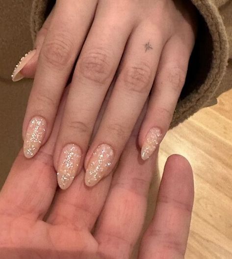 Selena Gomez Nails, Celebrity Nails Trends, Disco Nails, Confetti Nails, Glitter Manicure, Celebrity Nails, Tie Dye Nails, Swarovski Nails, Colored Acrylic Nails