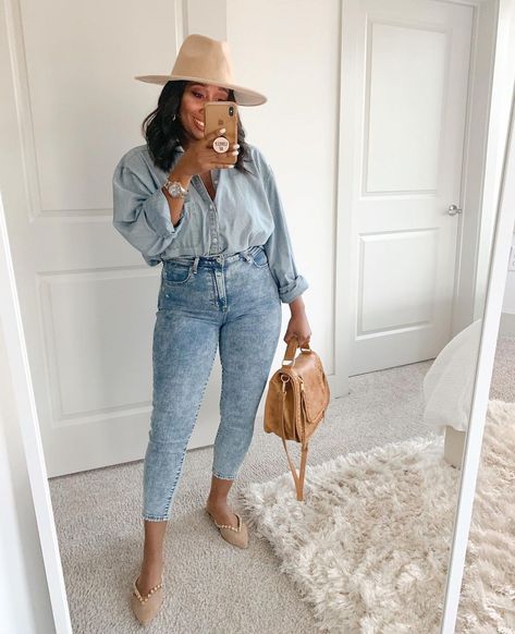 Brittney C. on Instagram: “A denim dream. ✨ Always living for a denim on denim look! 🍂 My jeans are currently on SALE for 15% off! 🍁 Happy Saturday love bugs! 🍁…” Saturday Love, Casual Brunch Outfit, Denim On Denim Looks, Saturday Outfit, Casual Chic Outfits, Denim On Denim, Mode Casual, Looks Black, Casual Chic Outfit