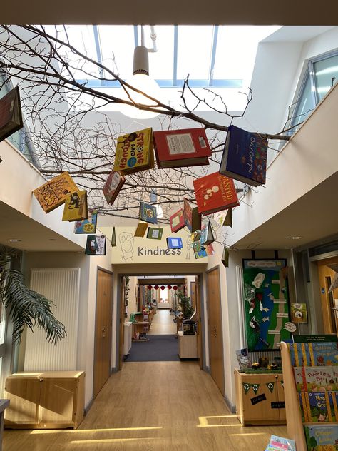 Primary School Classroom Decoration, Book Store Window Display, Story Corner Ideas Nursery, Books Hanging From Ceiling, Whimsical Classroom Decor, Reading Area Eyfs, Reggio Inspired Classrooms Preschool, Natural Classroom Decor, Nursery Class Decoration