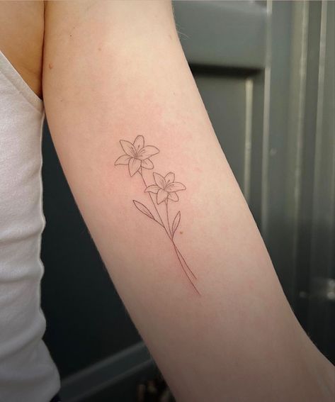 Fine Line Aesthetic, Small Lily Tattoo, Lilly Flower Tattoo, Line Aesthetic, Water Lily Tattoos, Aesthetic Ethereal, Tattoo Fine Line, Lillies Tattoo, Lily Tattoo Design