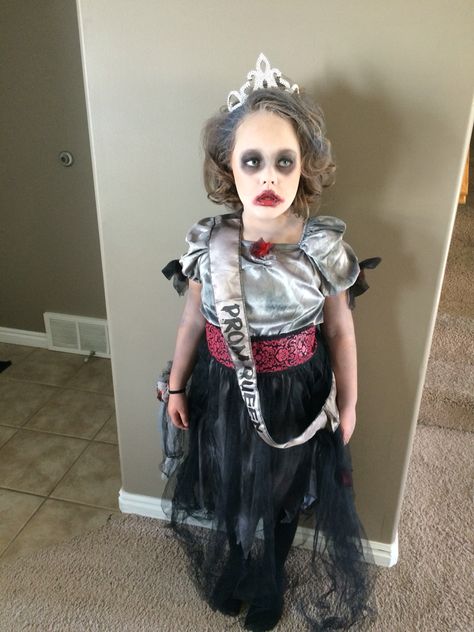 Dead Prom Queen Costume, Zombie Prom Queen Makeup, Prom Queen Makeup, Dead Prom Queen, Prom Queen Costume, Halloween Fancy Dress Kids, King And Queen Costume, Zombie Prom Queen, Belle Halloween