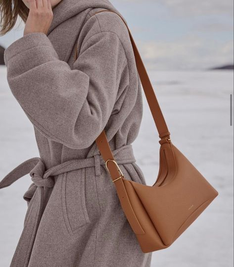 Polene shoulder bag, camel Polene Umi, Winter Fashion Inspiration, Style Inspiration Winter, Wallet Pouch, Hijabi Fashion, New Bag, Just In Case, Fashion Inspiration, Leather Shoulder Bag