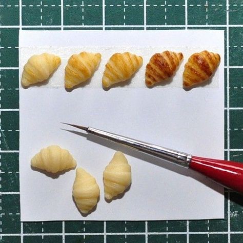 Miniature Food Tutorials, Crea Fimo, Mini Croissants, Barbie Food, Miniature Bakery, Clay Magnets, Doll House Crafts, Polymer Clay Diy, Dollhouse Food