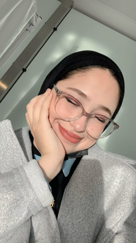 Hijabi Glasses Aesthetic, Hijab With Specs, Hijab With Glasses, Classy Glasses, Glasses Inspiration, Stylish School Bags, Phone Wallpaper Boho, Celebrity Casual Outfits, Simple Hijab