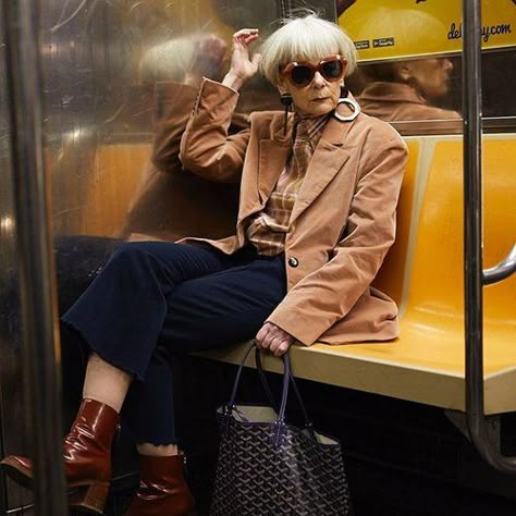 2019. Traveling light. Photo: @michael_paniccia #travel #nyc #color #style #ageisnotavariable #novariable #warhol #currentmood #currently Accidental Icon, Fashion Goals, Advanced Style, Old People, Mode Inspo, Growing Old, Mode Inspiration, New Yorker, Justin Bieber