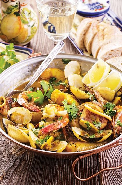 Cataplana Recipes, Seafood Cataplana, Portuguese Seafood, Portuguese Foods, Portuguese Dishes, Salad Inspiration, Recipes Fish, Gluten Free Cake Recipe, Shell Fish