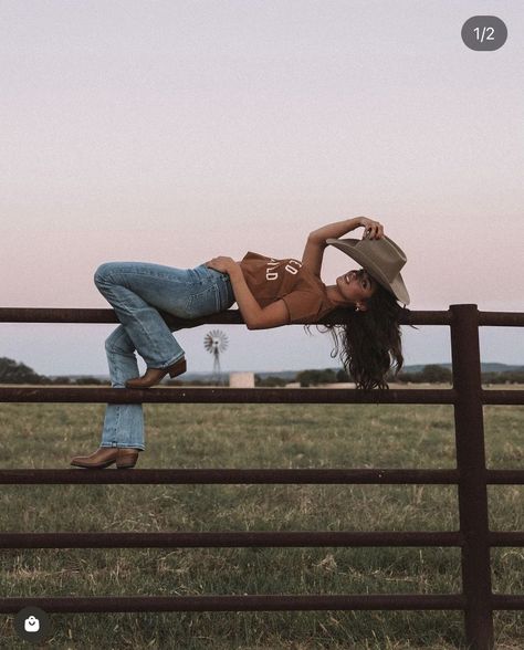 Western Shoot, Western Photo Shoots, Country Girl Aesthetic, Cute Senior Pictures, Cowgirl Photoshoot, Horse Photography Poses, Foto Cowgirl, Senior Photoshoot Poses, Cowgirl Photo