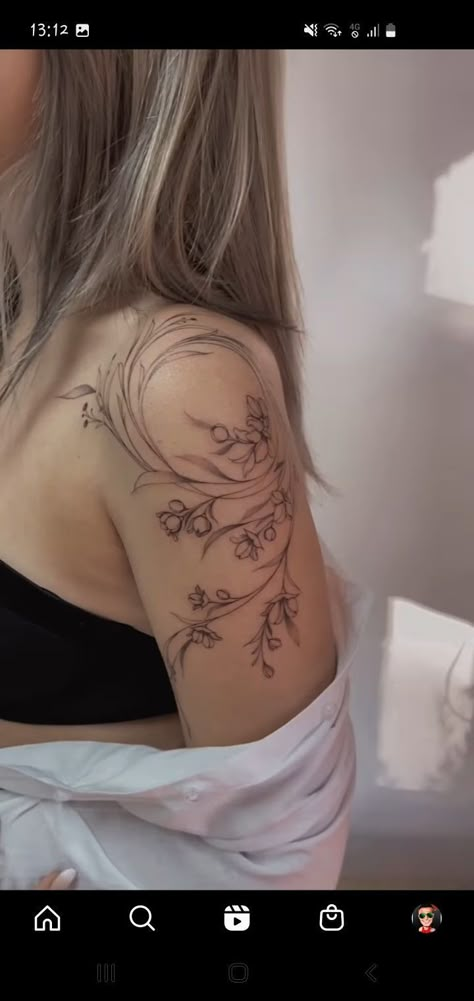 Fine Line Vine Shoulder Tattoo, Different Tattoo Flowers, Feminine Back Shoulder Tattoos, Womens Shoulder Cap Tattoo, Elegant Shoulder Tattoo, Whimsical Shoulder Tattoo, Vine Shoulder Tattoos For Women, Tattoo Collar Bone Women, Shoulder Vine Tattoos For Women