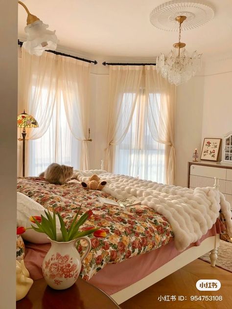 Airy Vintage Living Room, Minimalist Cottage Core Bedroom, Cute Vintage Home Decor, Eclectic Bedding Ideas, Iranian Bedroom, Bed Next To Window, 70s Aesthetic Bedroom, Floral Bedroom Aesthetic, High Ceiling Bedroom