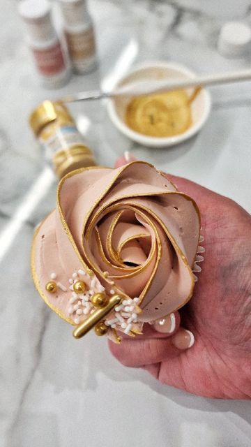 Rosette Piping, Pink Wedding Cupcakes, Rose Frosting, Pink Cupcakes Birthday, Gold Luster Dust, Rose Gold Cake, Gold Cupcakes, Rose Gold Theme, Buttercream Roses