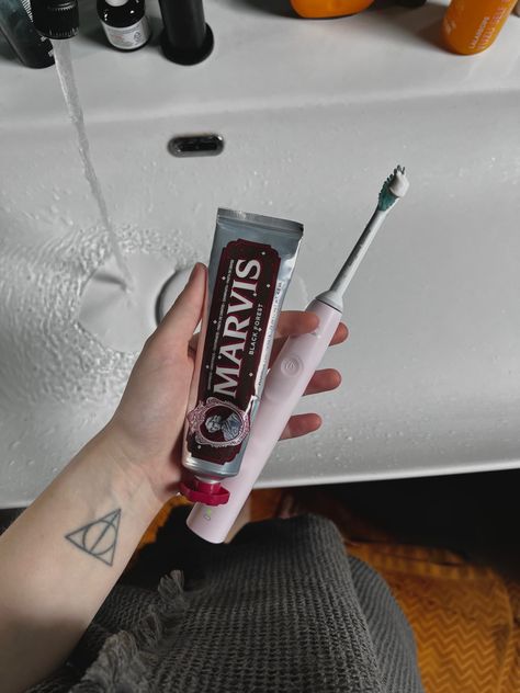 Fancy Toothpaste, Marvis Toothbrush, Aesthetic Toothbrush, Toothpaste Aesthetic, Clean Hygiene, Marvis Toothpaste, Scent Combos, 2024 Wishlist, Makeup Accesories