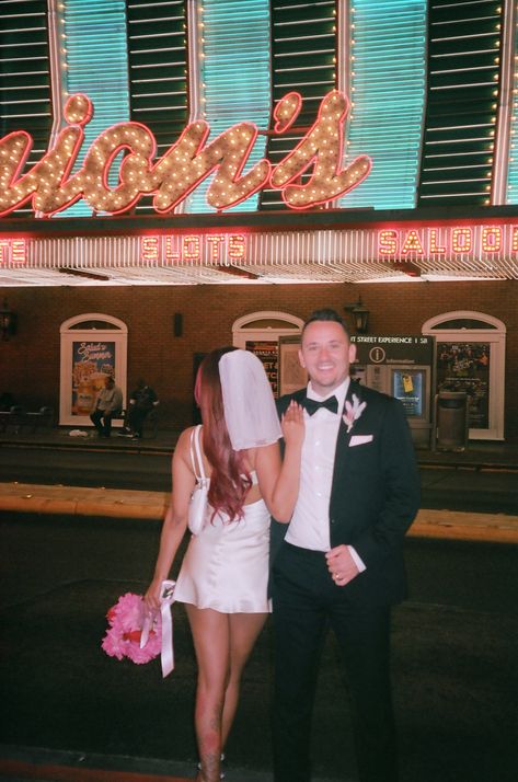 Fremont Street Wedding Photos, Pink Elopement, Retro Vegas Wedding, Vintage Vegas Wedding, Retro Elopement, Vegas Photoshoot, Vegas Themed Wedding, Las Vegas Bride, Vegas Photos