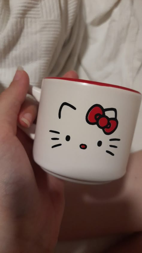 hello kitty mug Hello Kitty Pottery Painting, Mug Art Paint, Hello Kitty Pottery, Diy Hello Kitty, Hello Kitty Mug, Kuromi Melody, Kitty Drawing, Hello Kitty Drawing, Red Mug