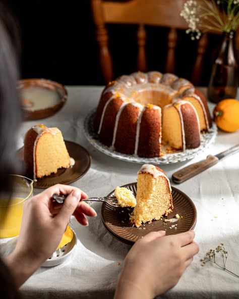 Lemon and white chocolate bundt cake with honey icing — Fliske's Food Studio Bundt Cake Photography, White Chocolate Bundt Cake, Honey Icing, Lemon And White Chocolate, Lemon White Chocolate, Melon Pan, Matcha White Chocolate, Food Photography Dessert, Loaf Cake Recipes